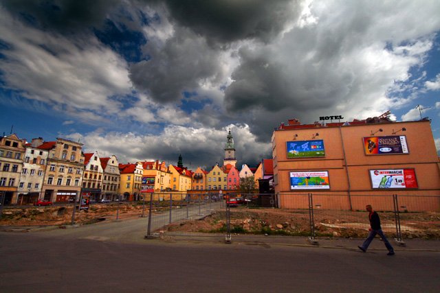 Dzisiaj plac przy ul. Jasnej straszy przechodniów.