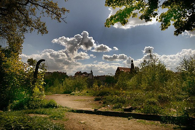 W Jeleniej Górze nie brakuje terenów, które aż się proszą o inwestycję. Czy ułatwi je decyzja rady?