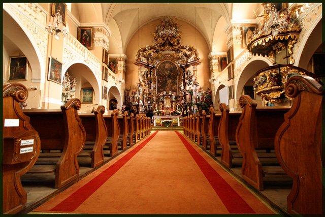 Wnętrze kościoła św. Jana Chrzciciela w Cieplicach. Aby fotografować w nim podczas ceremonii, będzie potrzebne pozwolenie z kurii.