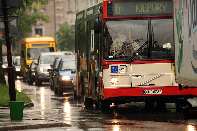miasto-tonie-w-korkach-poziom-rzek-wzrasta-15123