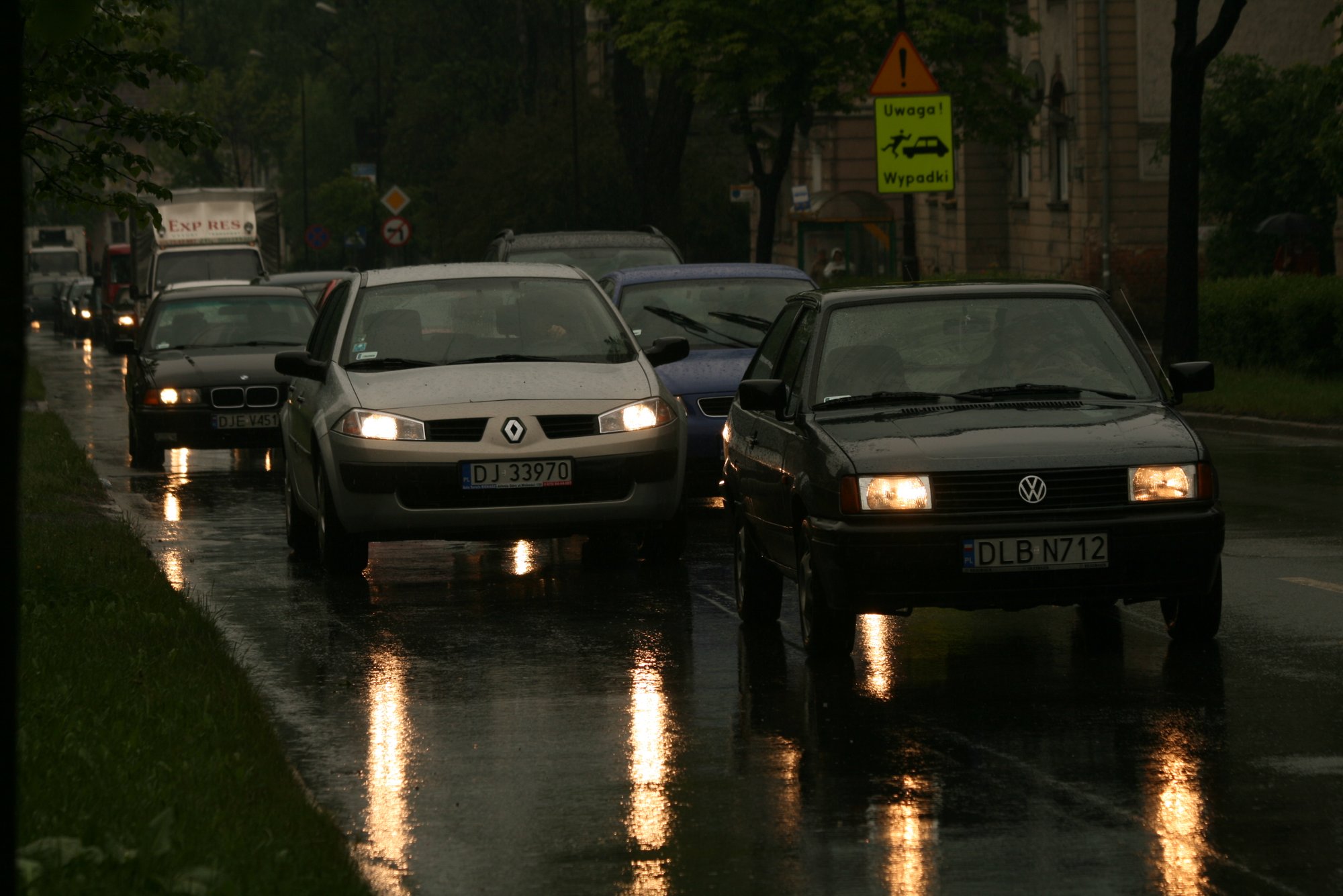 miasto-tonie-w-korkach-poziom-rzek-wzrasta-15123