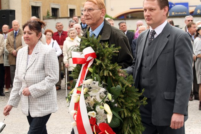 Najbogatszym radnym jest wiceprzewodniczący rady miejskiej Józef Sarzyński. Obok – Józef Zabrzański z PiS. Obydwaj podczas składania kwiatów z okazji Święta Konstytucji 3 Maja.
