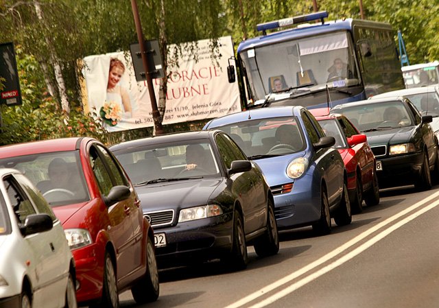 Po długim weekendzie zmotoryzowanym jeleniogórzanom i przybyszom znów przyszło stać w długich korkach. Na zdjęciu – zjazd z wiaduktu przy ul. W. Pola w poniedziałek około południa.