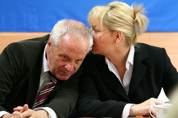 Beata Sawicka na trzy dni przed zatrzymaniem podczas konferencji prasowej ze Stefanem Niesiołowskim.