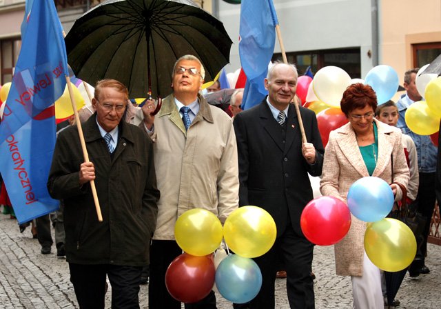 Antoni Grochowski (drugi od prawej) na czele tegorocznego pochodu 1–majowego.