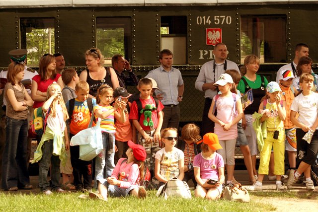 ruszya-maszyna-po-szynach-ospale-15261