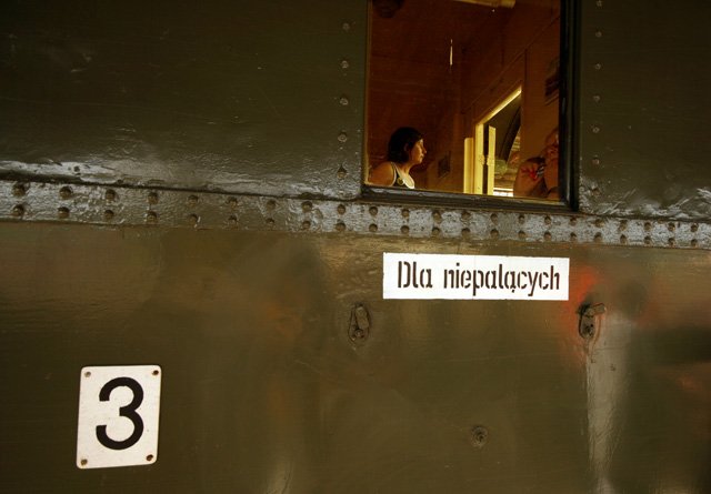 ruszya-maszyna-po-szynach-ospale-15261