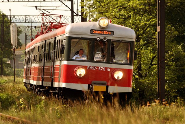 O polskim TGV możemy na razie pomarzyć. Rzeczywistość na polskich torach to często skansen. Prototyp EN–57 pochodzi z lat 30. ubiegłego wieku.