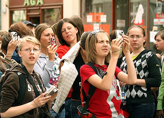 Młodzi turyści przed Bramą Wojanowską.