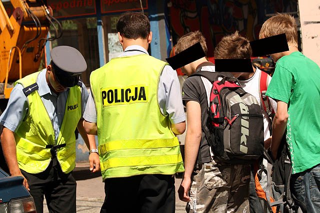 Policjanci w trakcie legitymowania wagarowiczów na śródmiejskim trakcie w Jeleniej Górze.
