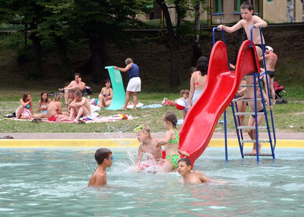 Przy skokach z wieży ratownicy apelują do kąpiących się o ostrożność.