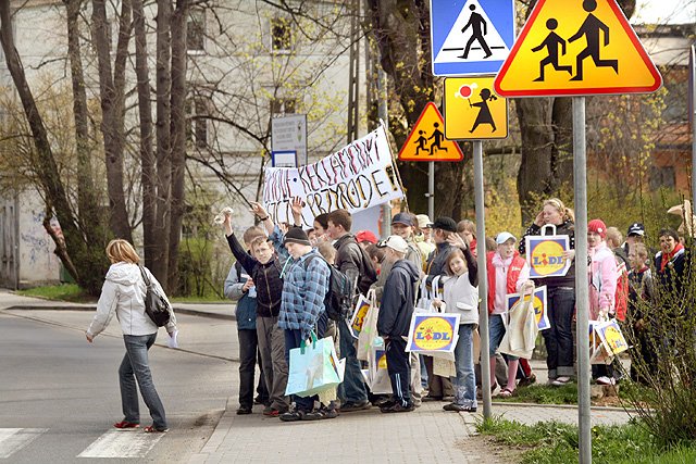 Mimo oznakowań, przejście przez ulicę Cieplicką jest niebezpieczne.