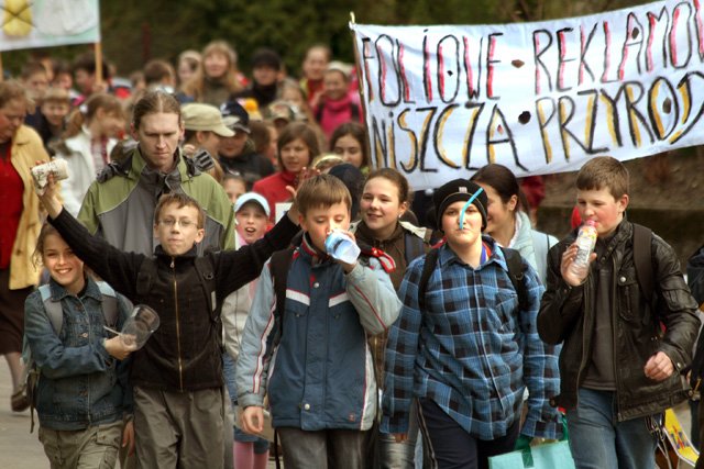 Nadzieją może być rosnąca świadomość ekologiczna młodzieży. Uczniowie Szkoły Podstawowej nr 6 zorganizowali wiosną marsz happening, podczas którego rozdawali ekologiczne torby przechodniom.