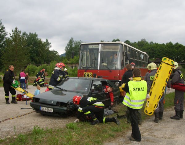 kraksa-pod-sosnowka-strazacy-uratowali-poszkodowanych-15507