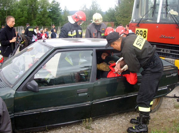 kraksa-pod-sosnowka-strazacy-uratowali-poszkodowanych-15507
