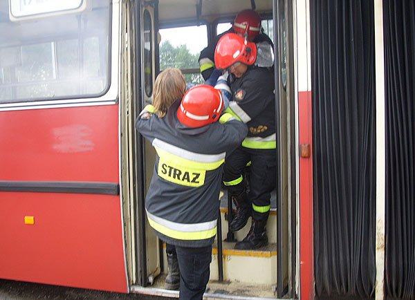 kraksa-pod-sosnowka-strazacy-uratowali-poszkodowanych-15507