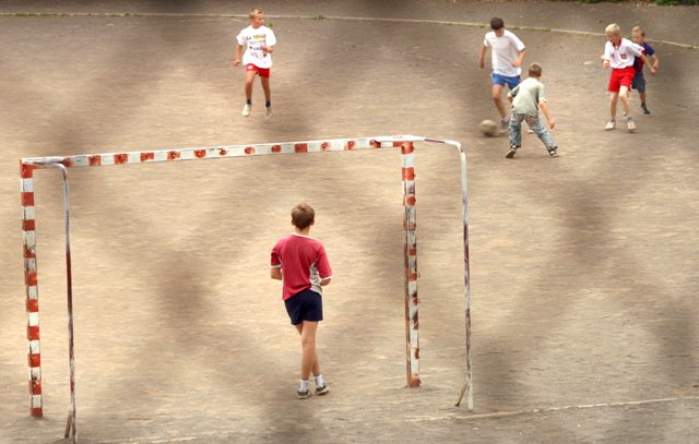 Młodzi jeleniogórzanie dziś kopali piłkę na boisku Szkoły Podstawowej nr 13. Czy za cztery lata będą mogli na własne oczy zobaczyć gwiazdy futbolu w Jeleniej Górze?