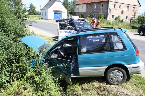 mitsubishi-rozbity-bo-niemka-sie-zagapia-15650