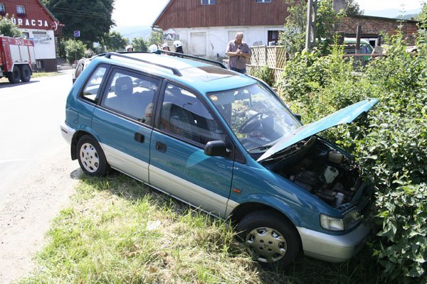 mitsubishi-rozbity-bo-niemka-sie-zagapia-15650