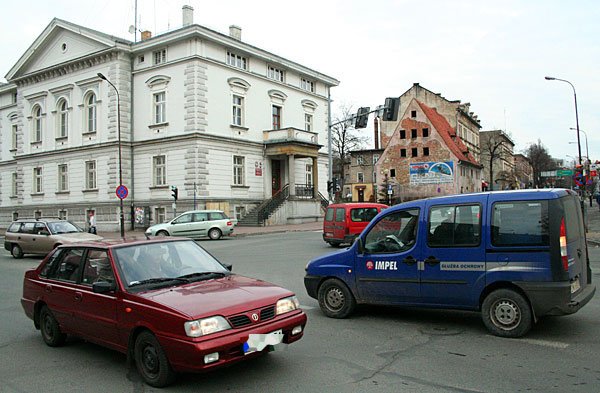 Urząd lśni, dookoła jest znacznie gorzej.