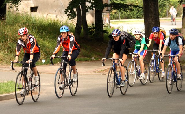 Jedziecie rowerami grupą? Uważajcie na samochody!