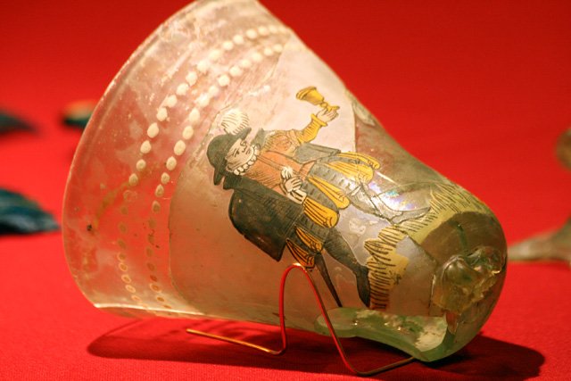 skarby-wykopane-spod-ziemi-w-gablotach-15808