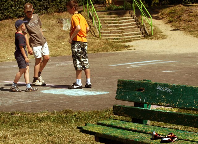 Czy nowe śmietniki obudzą w mieszkańcach Zabobrza ekologicznego ducha? Dzieci z ODK bawią się wśród odpadków pozostawionych na pobliskim skwerku.