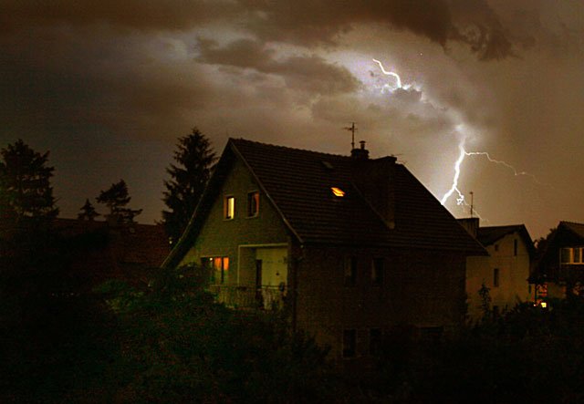 Burza, która szalała nad Jelenią Górą w nocy, mogła być przyczyną wybuchu pożaru na Czarnym.