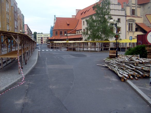 Gród lwa jeszcze bez turystów, za to z elementami straganów, które już w najbliższy weekend zapełnią się eksponatami.
