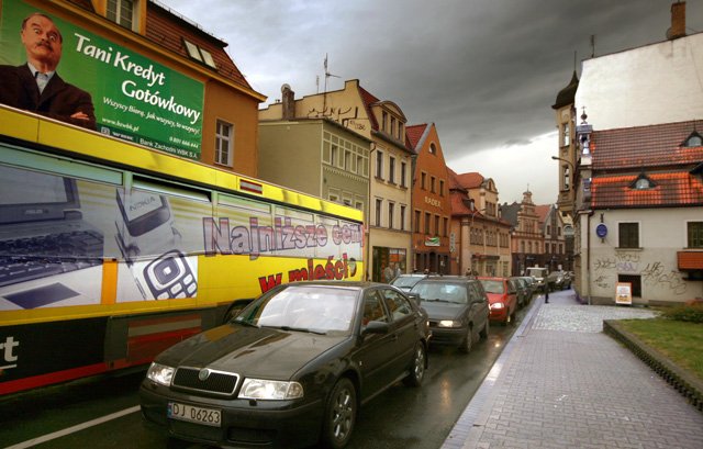 MZK traci pasażerów, którzy przesiadają się do coraz liczniejszych samochodów, ale i tak będą musieli zapłacić za utrzymanie przewoźnika.