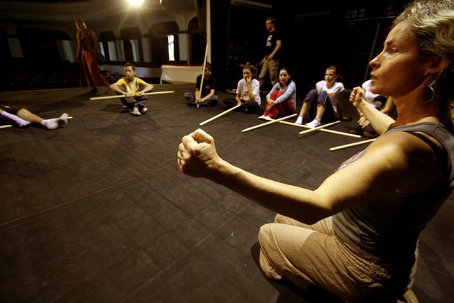 walka-i-porwanie-w-teatrze-cieni-15931