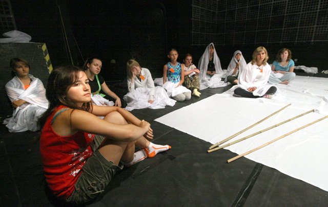 walka-i-porwanie-w-teatrze-cieni-15931