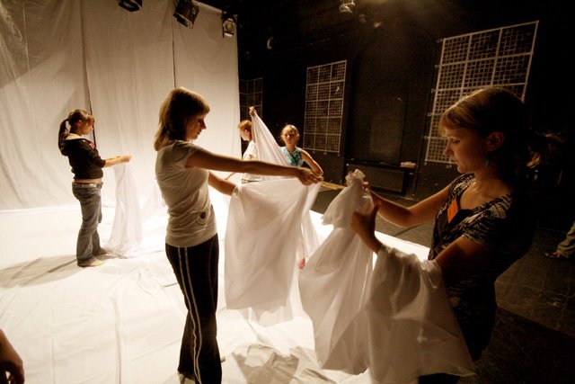 walka-i-porwanie-w-teatrze-cieni-15931