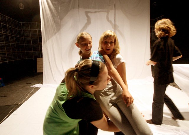 walka-i-porwanie-w-teatrze-cieni-15931