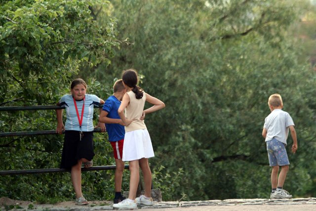 Dzieci bawią się w miejscu, gdzie za półtora roku będzie teren najnowocześniejszej galerii handlowej w Jeleniej Górze.