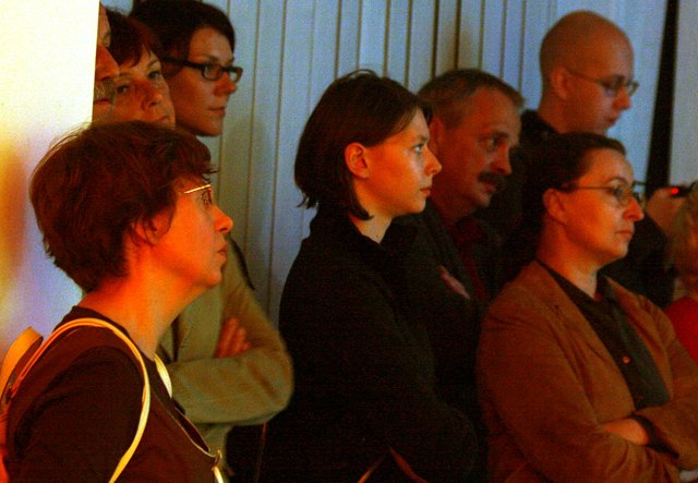 Gabriela Zawiła, pierwsza od prawej, podczas wernisażu w Galerii Biura Wystaw Artystycznych.