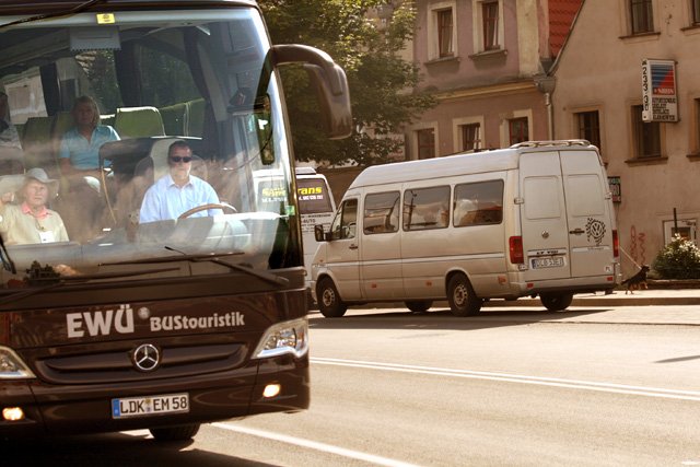 turysci-zapetleni-w-autobusach-16134