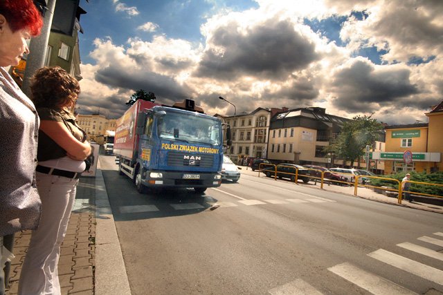 Choć na wielu przejściach działa sygnalizacja dźwiękowa, może być ona zagłuszona przez większe samochody.