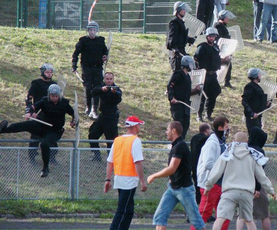 Policja użyła gumowych kul, które uspokoiły krewkich fanów piłki nożnej