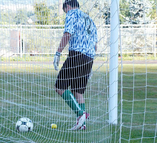 Bramkarz Olimpii Kamienna Góra w pierwszym mecz sezonu, często wyjmował piłkę z siatki