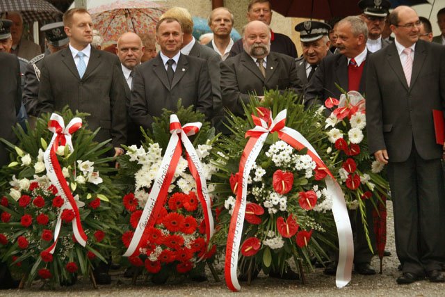honory-wojskowym-pod-parasolami-16497