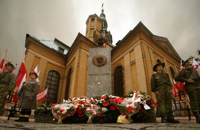 honory-wojskowym-pod-parasolami-16497