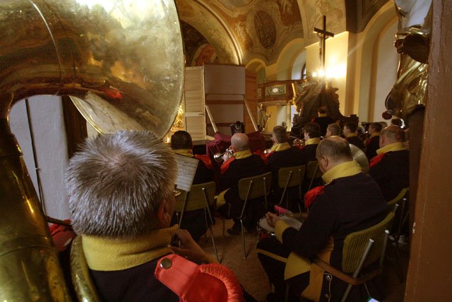 honory-wojskowym-pod-parasolami-16497