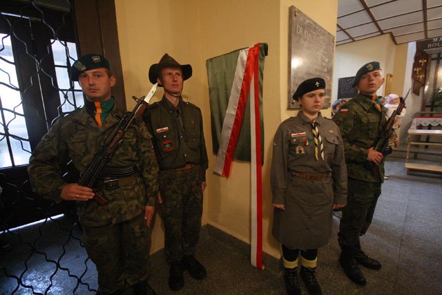honory-wojskowym-pod-parasolami-16497