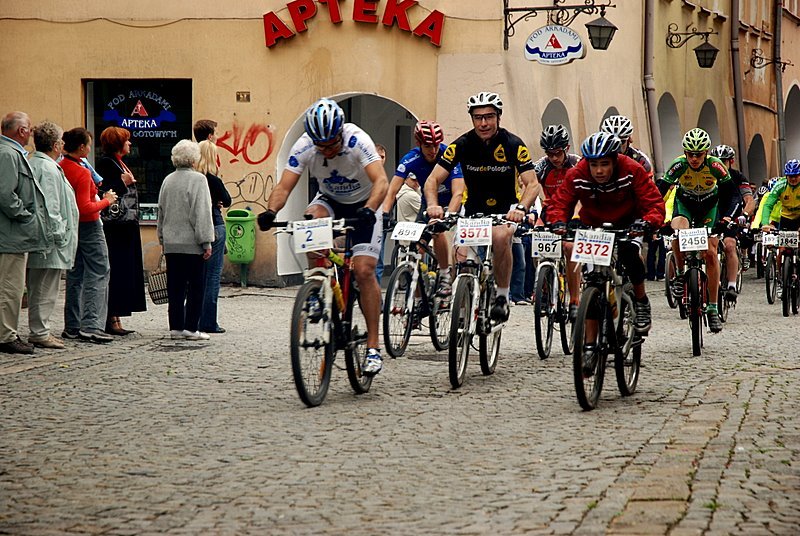 rowerzysci-w-roznym-wieku-aczcie-sie-16519