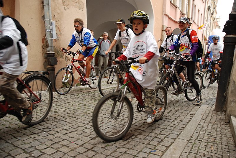 rowerzysci-w-roznym-wieku-aczcie-sie-16519