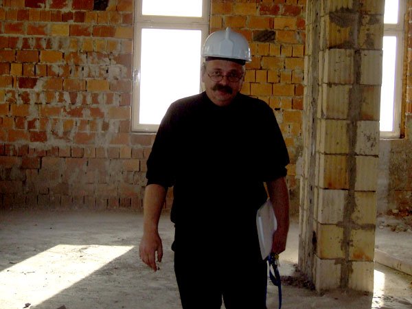 Marcin Zawiła na placu budowy Książnicy Karkonoskiej.