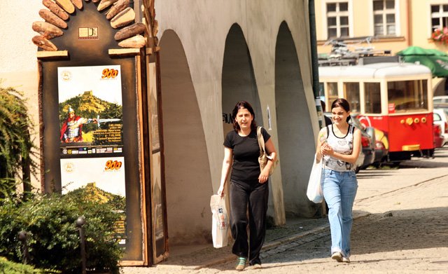 Jeleniogórskie Centrum Kultury reklamuje widowisko na stylizowanych tablicach umieszczonych w kilku miejscach Jeleniej Góry.