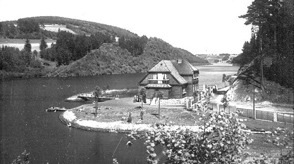 Pilchowice idylliczne: plaża, pomosty, schronisko, łódki.