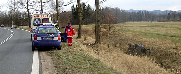 Policja i pogotowie na miejscu kolizji.